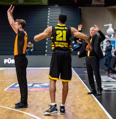 Head coach John Patrick MHP gives Tremmell Darden MHP instructions Basketball Bundesliga, easyCredit BBL, 2020 2021 season, 21 matchday 28 02 21, Hamburg Wilhelmsburg, Hamburg Towers vs MHP Riesen Ludwigsburg Â