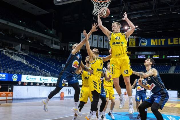 Basketball Berlin 28 02 2021 Season 2020 2021 1 Bundesliga easyCredit BBL Alba Berlin HAKRO Merlins Crailsheim Luke Sikma Alba Berlin, No 43 Peyton Siva Alba Berlin, No 03 Maurice Stuckey Crailsheim, No 03 li Bogdan Radosavljevic Crailsheim, No 15
