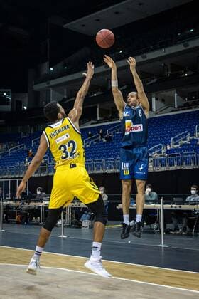Basketball Berlin 28 02 2021 Season 2020 2021 1 Bundesliga easyCredit BBL Alba Berlin HAKRO Merlins Crailsheim Elias Lasisi Crailsheim, No 06 Johannes Thiemann Alba Berlin, No 32