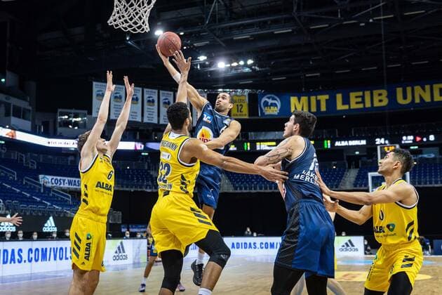 Basketball Berlin 28 02 2021 Season 2020 2021 1 Bundesliga easyCredit BBL Alba Berlin HAKRO Merlins Crailsheim Elias Lasisi Crailsheim, No 06 Johannes Thiemann Alba Berlin, No 32 Malte Delow Alba Berlin, No 06