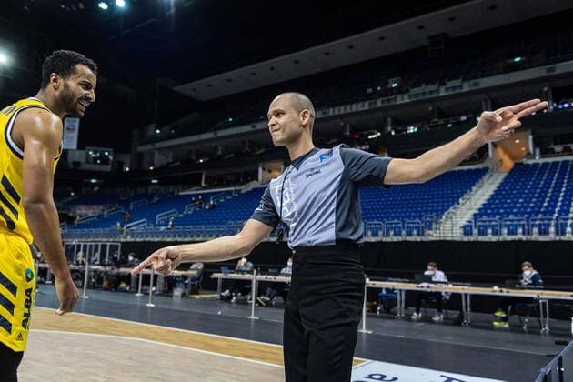 Basketball Berlin 28 02 2021 Season 2020 2021 1 Bundesliga easyCredit BBL Alba Berlin HAKRO Merlins Crailsheim Referee Toni Rodriguez Johannes Thiemann Alba Berlin, No 32 li