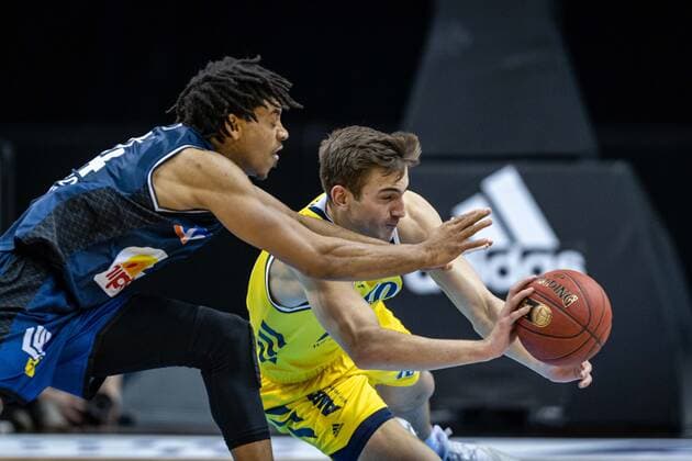 Basketball Berlin 28 02 2021 Season 2020 2021 1 Bundesliga easyCredit BBL Alba Berlin HAKRO Merlins Crailsheim Tim Schneider Alba Berlin, No 10 Jeremy Jones Crailsheim, No 24