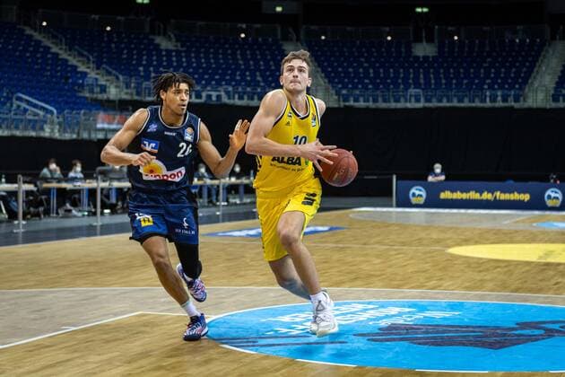Basketball Berlin 28 02 2021 Season 2020 2021 1 Bundesliga easyCredit BBL Alba Berlin HAKRO Merlins Crailsheim Tim Schneider Alba Berlin, No 10 Jeremy Jones Crailsheim, No 24