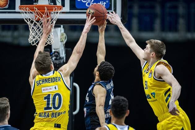 Basketball Berlin 28 02 2021 Season 2020 2021 1 Bundesliga easyCredit BBL Alba Berlin HAKRO Merlins Crailsheim Nimrod Hilliard Crailsheim, No 04 Tim Schneider Alba Berlin, No 10 Ben Lammers Alba Berlin, No 50