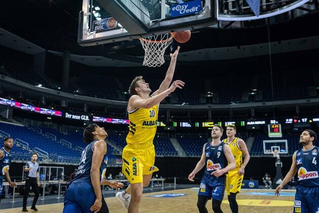 Basketball Berlin 28 02 2021 Season 2020 2021 1 Bundesliga easyCredit BBL Alba Berlin HAKRO Merlins Crailsheim Tim Schneider Alba Berlin, No 10 Jeremy Jones Crailsheim, No 24