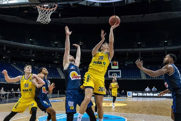 Basketball Berlin 28 02 2021 Season 2020 2021 1 Bundesliga easyCredit BBL Alba Berlin HAKRO Merlins Crailsheim Simone Fontecchio Alba Berlin, No 20 Fabian Bleck Crailsheim, No 09