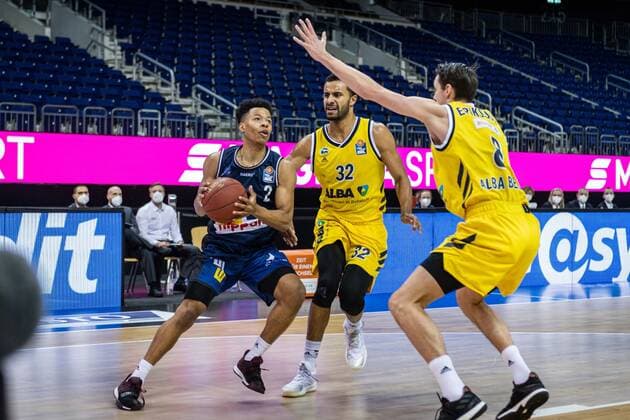 Basketball Berlin 28 02 2021 Season 2020 2021 1 Bundesliga easyCredit BBL Alba Berlin HAKRO Merlins Crailsheim Trae Bell Haynes Crailsheim, No 08 Marcus Eriksson Alba Berlin, No 08 Johannes Thiemann Alba Berlin, No 32