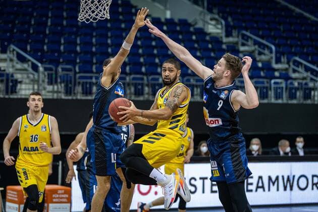 Basketball Berlin 28 02 2021 Season 2020 2021 1 Bundesliga easyCredit BBL Alba Berlin HAKRO Merlins Crailsheim Peyton Siva Alba Berlin, No 03 Fabian Bleck Crailsheim, No 09 Elias Lasisi Crailsheim, No 06