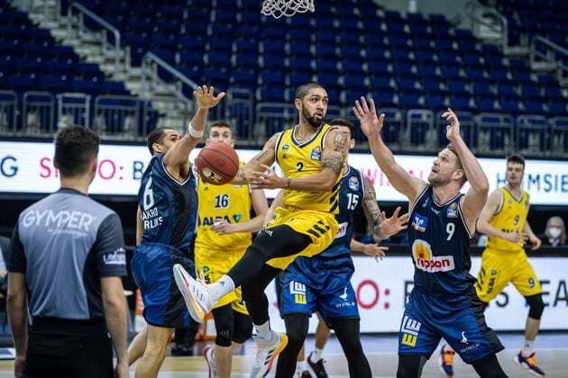 Basketball Berlin 28 02 2021 Season 2020 2021 1 Bundesliga easyCredit BBL Alba Berlin HAKRO Merlins Crailsheim Peyton Siva Alba Berlin, No 03 Fabian Bleck Crailsheim, No 09 Elias Lasisi Crailsheim, No 06