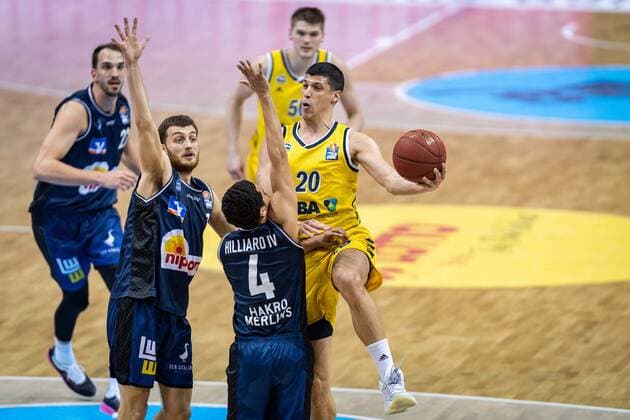 Basketball Berlin 28 02 2021 Season 2020 2021 1 Bundesliga easyCredit BBL Alba Berlin HAKRO Merlins Crailsheim Simone Fontecchio Alba Berlin, No 20 Nimrod Hilliard Crailsheim, No 04 Radii Caisin Crailsheim, No 13