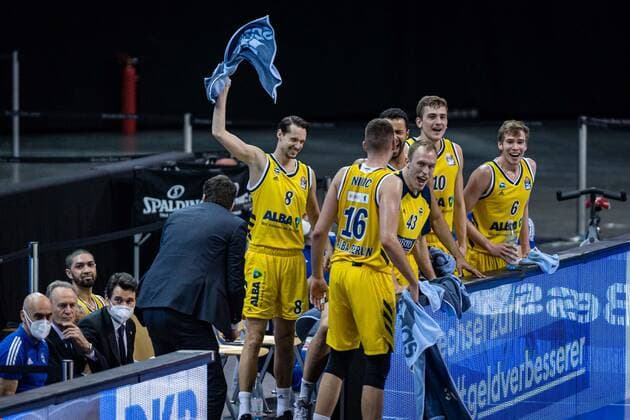Basketball Berlin 28 02 2021 Season 2020 2021 1 Bundesliga easyCredit BBL Alba Berlin HAKRO Merlins Crailsheim Jubel Alba Marcus Eriksson Alba Berlin, No 08 Kresimir Nikic Alba Berlin, No 16 Luke Sikma Alba Berlin, No 43 Tim Schneider Alba Berlin, No 10 Malte Delow Alba Berlin, No 06 und andere