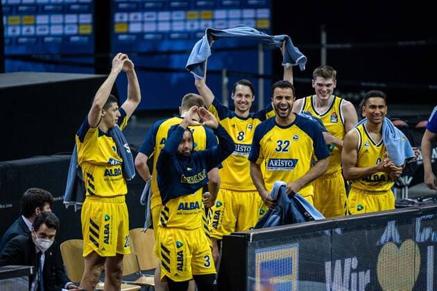 Basketball Berlin 28 02 2021 Season 2020 2021 1 Bundesliga easyCredit BBL Alba Berlin HAKRO Merlins Crailsheim Jubel Alba Simone Fontecchio Alba Berlin, No 20 Peyton Siva Alba Berlin, No 03 Luke Sikma Alba Berlin, No 43 Marcus Eriksson Alba Berlin, No 08 Johannes Thiemann Alba Berlin, No 32 Ben Lammers Alba Berlin, No 50 Maodo Lo Alba Berlin, No 00 vlnr