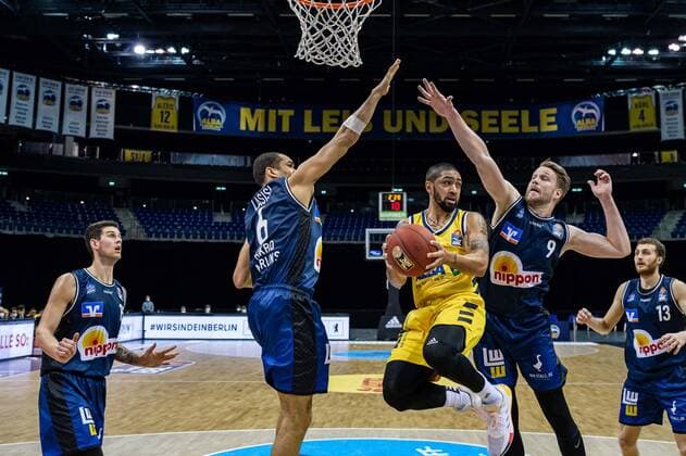 Basketball Berlin 28 02 2021 Season 2020 2021 1 Bundesliga easyCredit BBL Alba Berlin HAKRO Merlins Crailsheim Peyton Siva Alba Berlin, No 03 Fabian Bleck Crailsheim, No 09 Elias Lasisi Crailsheim, No 06