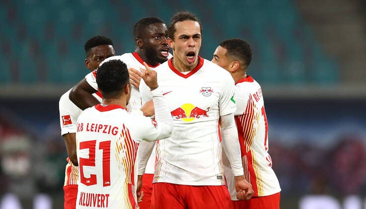 RB Leipzig - Moenchengladbach 27.02.2021 Leipzig, 27.02.2021, Red Bull Arena, Fussball, Bundesliga, 23.Spieltag , RB Leipzig vs. VfL Borussia Mönchengladbach 3:2 (0:2) , Tor für Leipzig, Torjubel nach dem 2:2 Ausgleich durch Yussuf Poulsen (9, RB Leipzig, mi.). Im Bild v.l.: Justin Kluivert (21, RB Leipzig), Dayot Upamecano (5, RB Leipzig), Torschütze Yussuf Poulsen (9, RB Leipzig) und Tyler Adams (14, RB Leipzig) , DFL regulations prohibit any use of photographs as image sequences and or quasi-video. , *** RB Leipzig Moenchengladbach 27 02 2021 Leipzig, 27 02 2021, Red Bull Arena, Football, Bundesliga, Matchday 23 , RB Leipzig vs VfL Borussia Mönchengladbach 3 2 0 2 , Goal for Leipzig, goal celebration after Yussuf Poulsen 9, RB Leipzig equalises 2 2, mi In picture from l Justin Kluivert 21, RB Leipzig , Dayot Upamecano 5, RB Leipzig , Goal scorer Yussuf Poulsen 9, RB Leipzig and Tyler Adams 14, RB Leipzig , DFL regulations prohibit any use of photographs as image sequences and or quasi video ,