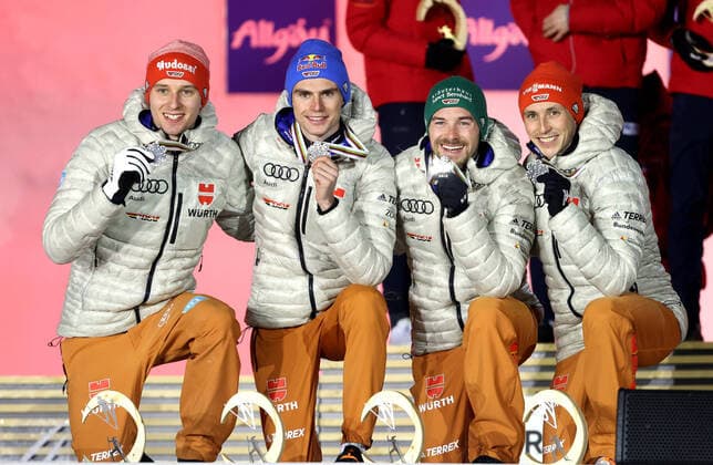Bilder des Jahres 2021, Sport 03 März Sport Themen der Woche KW09 Sport Bilder des Tages NORDIC SKIING - FIS Nordic World Ski Championships Oberstdorf 2021 OBERSTDORF,GERMANY,01.MAR.21 - NORDIC SKIING, NORDIC COMBINED - FIS Nordic World Ski Championships, team event, men, award ceremony. Image shows the team of GER. Keywords: medal GEPAxpictures xChristianxWalgram