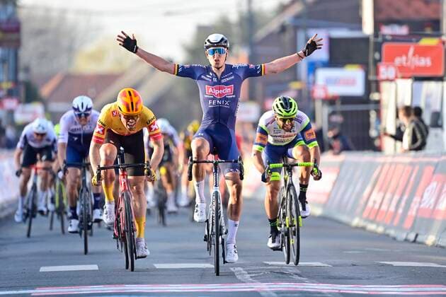 Bilder des Jahres 2021, Sport 03 März Sport Themen der Woche KW09 Sport Bilder des Tages DOUR, BELGIUM - MARCH 02 : MERLIER Tim (BEL) of Alpecin-Fenix wins the UCI 1.1 Elite 53rd Grand Prix Samyn cycling race before PASQUALON Andrea (ITA) of Intermarche - Wanty - Gobert Materiaux and TILLER Rasmus (NOR) of Uno-X Pro Cycling Team with start in Quaregnon and finish in Dour (205,4 kms) on March 2, 2021 in Dour, Belgium, 2 03 2021 CYCLISME : Grand Prix Samyn - 02 03 2021 Photonews Panoramic 