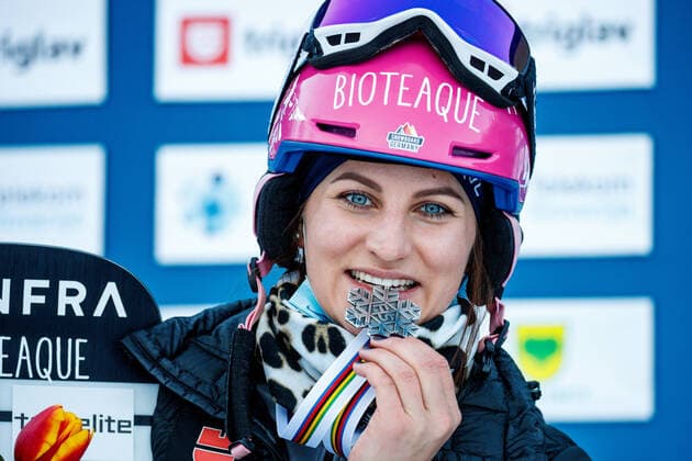 Bilder des Jahres 2021, Sport 03 März Sport Themen der Woche KW09 Sport Bilder des Tages SNOWBOARD - FIS World Snowboard Championships Rogla 2021 ROGLA,SLOVENIA,02.MAR.21 - SNOWBOARDING - FIS Snowboard World Championships, parallel slalom, ladies, men, award ceremony. Image shows the rejoicing of Ramona Theresia Hofmeister (GER). Keywords: medal. GEPAxpictures xMaticxKlansek