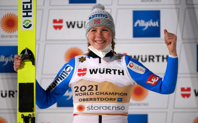 Bilder des Jahres 2021, Sport 03 März Sport Themen der Woche KW09 Sport Bilder des Tages 03.03.2021, Nordische SKI WM Oberstdorf 2021, Oberstdorf im Allgäu, Damen Ski Springen von der Großschanze, Gold holt : Maren Lundby ( NOR) jubelt. *** 03 03 2021, Nordic SKI World Championships Oberstdorf 2021, Oberstdorf im Allgäu, womens ski jumping from large hill, gold goes to Maren Lundby NOR cheers