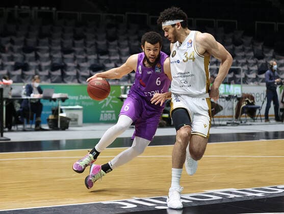 Luke Nelson BG Goettingen , Gavin Schilling Basketball Loewen Braunschweig