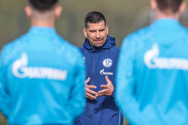 Training FC Schalke 04 03.03.2021, Fussball, Saison 2020 2021, Training FC Schalke 04, Cheftrainer Domitrios Grammozis (FC Schalke 04) RHR-FOTO Tim Rehbein Pool Gelsenkirchen NRW Deutschland *** Training FC Schalke 04 03 03 2021, football, season 2020 2021, training FC Schalke 04, head coach Domitrios Grammozis FC Schalke 04 RHR PHOTO Tim Rehbein Pool Gelsenkirchen NRW Germany Poolfoto RHR-FOTO ,EDITORIAL USE ONLY