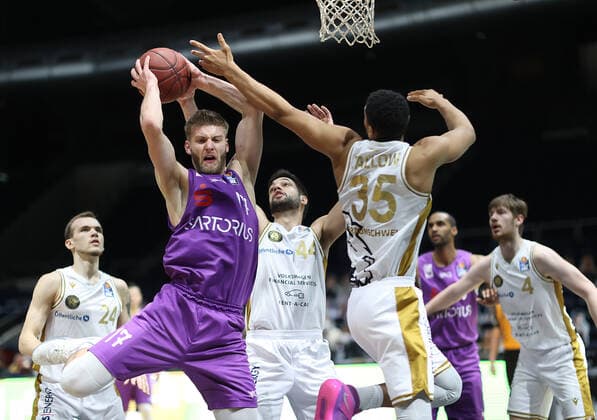 Mathis Moenninghoff BG Goettingen , Benedikt Turudic Basketball Loewen Braunschweig , Karim Jallow Basketball Loewen Braunschweig
