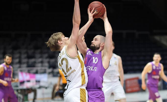 Jannik Goettsche Basketball Loewen Braunschweig , Dennis Kramer BG Goettingen