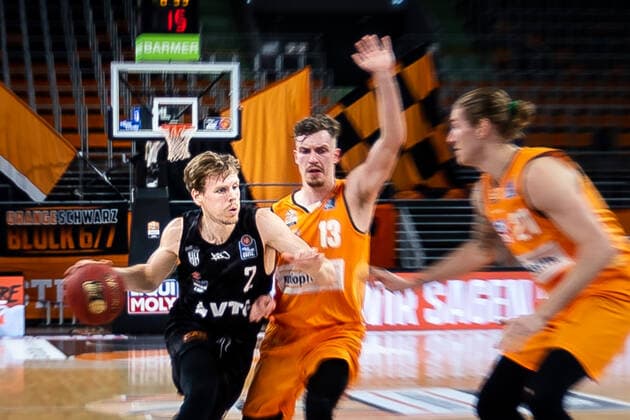Kameron Taylor Hamburg Towers 07 , Andreas Obst Ratiopharm Ulm 13 GER, Ratiopharm Ulm vs Hamburg Towers, easycredit 1 Bundesliga Basketball, 20 Matchday, Season 2020 21, 03 03 2021 Ratiopharm Ulm vs BG Goettingen, 1 Basketball Bundesliga New Ulm. Copyright: xEibner-Pressefoto RogerxBuerkex EP_EER