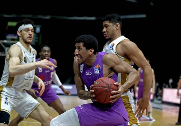 GSD zje123 season 2020 21 Easy credit Basketball Bundesliga BRA Basketball Lions Braunschweig BG Göttingen Crailsheim Göttingens Aubrey Dawkins on the ball against Braunschweigs Karim Jallow.