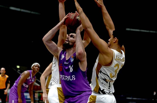 GSD zje123 season 2020 21 Easy credit Basketball Bundesliga BRA Basketball Lions Braunschweig BG Göttingen Crailsheim Göttingens Harper Kamp on the ball against Braunschweigs Karim Jallow, right.