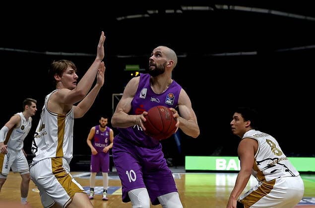 GSD zje123 season 2020 21 Easy credit Basketball Bundesliga BRA Basketball Löwen Braunschweig BG Göttingen Crailsheim Göttingens Dennis Kramer on the ball against Braunschweigs Jannik Göttsche, left.