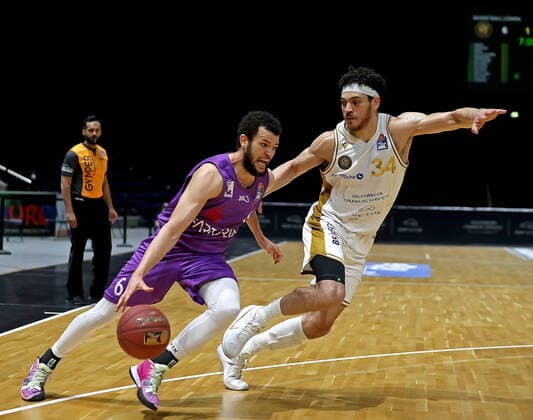 GSD zje123 season 2020 21 Easy credit Basketball Bundesliga BRA Basketball Lions Braunschweig BG Göttingen Crailsheim Göttingens Luke Nelson on the ball against Braunschweigs Gavin Schilling.