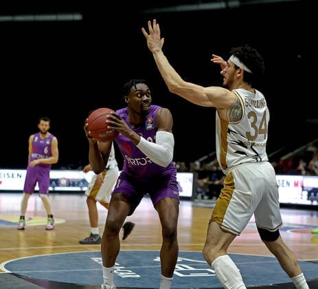 GSD zje123 season 2020 21 Easy credit Basketball Bundesliga BRA Basketball Lions Braunschweig BG Göttingen Crailsheim Göttingens Tai Odiase on the ball against Braunschweigs Gavin Schilling.