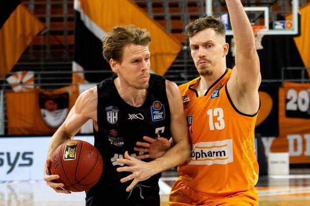 Jordan Swing Hamburg Towers 02 , Andreas Obst Ratiopharm Ulm 13 GER, Ratiopharm Ulm vs Hamburg Towers, easycredit 1 Bundesliga Basketball, 20 Matchday, Season 2020 21, 03 03 2021 Ratiopharm Ulm vs BG Goettingen, 1 Basketball Bundesliga New Ulm. Copyright: xEibner-Pressefoto RogerxBuerkex EP_EER