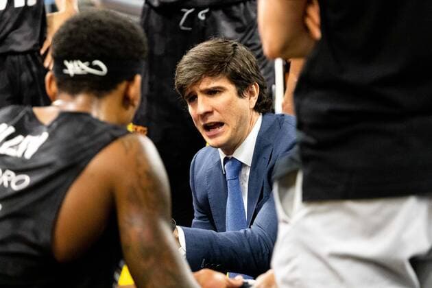 Pedro Calles Hamburg Towers Head Coach briefs his team GER, Ratiopharm Ulm vs Hamburg Towers, easycredit 1 Bundesliga Basketball, 20 Matchday, Season 2020 21, 03 03 2021 Ratiopharm Ulm vs BG Goettingen, 1 Basketball Bundesliga New Ulm. Copyright: xEibner-Pressefoto RogerxBuerkex EP_EER