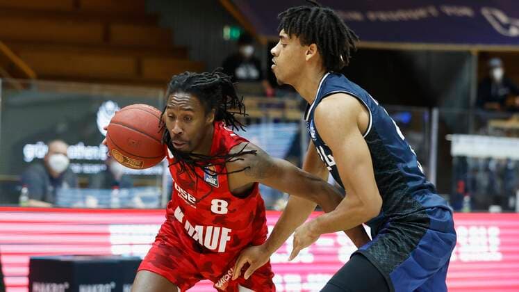 03 03 2021, Basketball, BBL 2020 2021, 20 matchday, HAKRO Merlins Crailsheim s Oliver Wuerzburg, GER, Ilshofen, Arena Hohenlohe, picture from left Robert Lowery s Oliver Wuerzburg and Jeremy Jones Merlins Copyright: HMBxMedia xHeikoxBecker