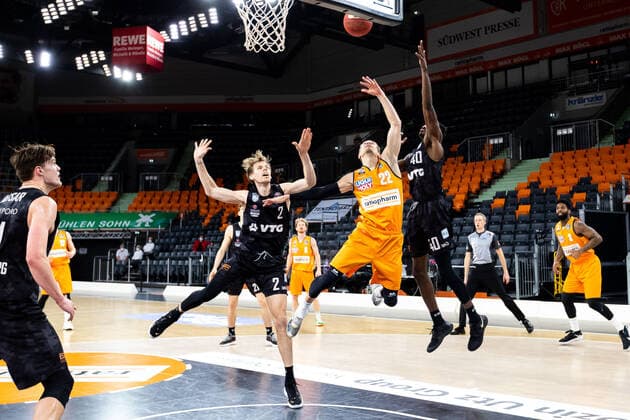 Thomas Klepeisz Ratiopharm Ulm 22 , Zac Cuthbertson Hamburg Towers 07 , Jordan Swing Hamburg Towers 02 GER, Ratiopharm Ulm vs Hamburg Towers, easycredit 1 Bundesliga Basketball, 20 Matchday, Season 2020 21, 03 03 2021 Ratiopharm Ulm vs BG Goettingen, 1 Basketball Bundesliga Neu Ulm Copyright: xEibner-Pressefoto RogerxBuerkex EP_EER