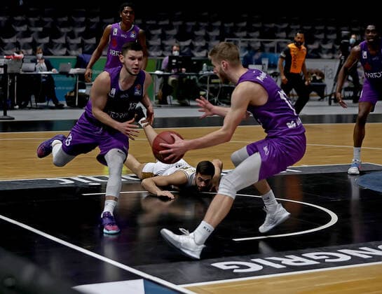 GSD zje123 season 2020 21 Easy credit Basketball Bundesliga BRA Basketball Lions Braunschweig BG Göttingen Crailsheim Göttingens Rihards Lomazs, left, and Mathi Mönninghoff on the ball against Braunschweigs Benedikt Turudic on the ground