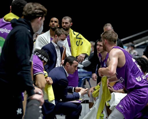 GSD zje123 season 2020 21 Easy credit Basketball Bundesliga BRA Basketball Lions Braunschweig BG Göttingen Crailsheim Göttingen coach Roel Moors gives instructions