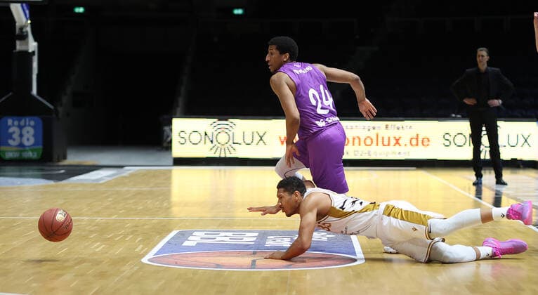 Aubrey Dawkins BG Goettingen prevails against Gavin Schilling Basketball Loewen Braunschweig