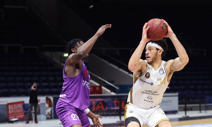 Tai Odiase BG Goettingen , Gavin Schilling Basketball Loewen Braunschweig