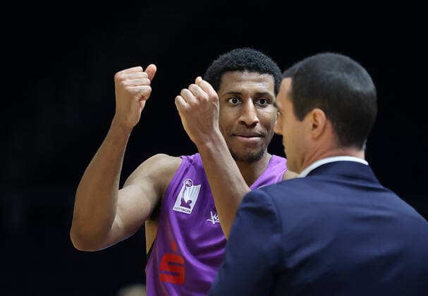 Aubrey Dawkins BG Goettingen is happy about the victory with head coach Roel Moors BG Goettingen