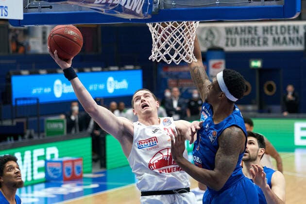 Syntainics MBC JobStairs GIESSEN 46ers, Basketball, Bundesliga, Men, 20 Spieltag, 03 03 2021, v l Scottie James JR Giessen, 31 , Kyndahl Hill MBC, 11 Syntainics MBC JobStairs GIESSEN 46ers, Basketball, Bundesliga, Men, 20 Spieltag, 03 03 2021, Weissenfels Copyright: xSchulz Eibner-Pressefotox ep_esz