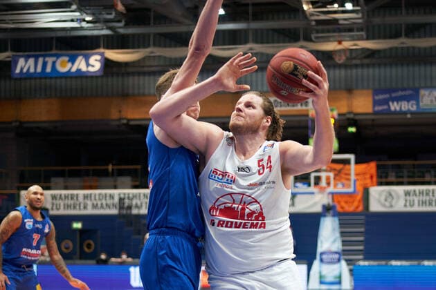 Syntainics MBC JobStairs GIESSEN 46er, Basketball, Bundesliga, Maenner, 20 Spieltag, 03 03 2021, v l Philipp Hartwich MBC, 12 , John Bryant Giessen, 54 Syntainics MBC JobStairs GIESSEN 46er, Basketball, Bundesliga, Maenner, 20 Spieltag, 03 03 2021, Weissenfels Copyright: xSchulz Eibner-Pressefotox ep_esz