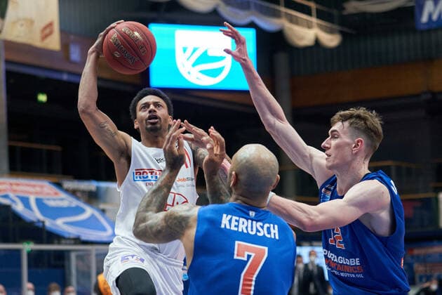 Syntainics MBC JobStairs GIESSEN 46er, Basketball, Bundesliga, Maenner, 20 Spieltag, 03 03 2021, v l Diante Garrett Giessen, 11 , Sergio Kerusch MBC, 7 , Philipp Hartwich MBC, 12 Syntainics MBC JobStairs GIESSEN 46er, Basketball, Bundesliga, Maenner, 20 Spieltag, 03 03 2021, Weissenfels Copyright: xSchulz Eibner-Pressefotox ep_esz