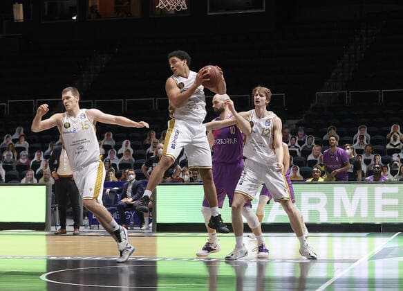 James Robinson Basketball Loewen Braunschweig on the ball