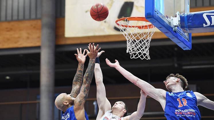 Basketball 1 Bundesliga, Season 2020 2021, 20 Matchday, Syntainics MBC Weissenfels vs JobStairs GIESSEN 46ers 03 03 2021 Duel for the ball at the basket between Sergio Kerusch MBC Weissenfels, back number 7 , Brandon Thomas Forward Giessen 46ers, back number 33 , Philipp Hartwich MBC Weissenfels, back number 12 during the match MBC Weissenfels vs Giessen 03 03 2021 Weissenfels Saxony Anhalt Germany Stadthalle Weissenfels