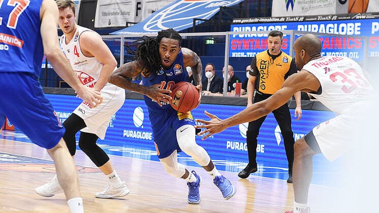 Basketball 1 Bundesliga, Season 2020 2021, 20 Matchday, Syntainics MBC Weissenfels vs JobStairs GIESSEN 46ers 03 03 2021 Anthony Barber MBC Weissenfels, back number 10 on the ball against Bjarne Kraushaar Guard Giessen 46ers, back number 4 and Brandon Thomas Forward Giessen 46ers, back number 33 during the match MBC Weissenfels vs Giessen 03 03 2021 Weissenfels Saxony Anhalt Germany Stadthalle Weissenfels