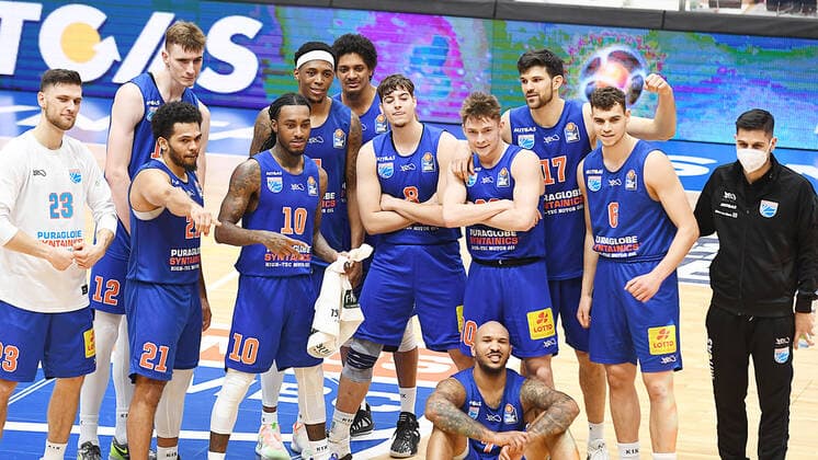 Basketball 1 Bundesliga, Season 2020 2021, 20 Matchday, Syntainics MBC Weissenfels vs JobStairs GIESSEN 46ers 03 03 2021 Cheering after the 102 81 victory of Weissenfels in the game MBC Weissenfels vs Giessen 03 03 2021 See among others Michal Michalak MBC Weissenfels, back number 23 , Quinton Hooker MBC Weissenfels, back number 21 , Philipp Hartwich MBC Weissenfels, back number 12 , Anthony Barber MBC Weissenfels, back number 10 , Kyndahl Hill MBC Weissenfels, back number 11 , Nemanja Nadjfeji MBC Weissenfels, back number 8 , Vincent Friederici MBC Weissenfels, back number 30 , Sergio Kerusch MBC Weissenfels, back number 7 , Aleksandar Marelja MBC Weissenfels, backnumber 17 , Marko Krstanovic MBC Weissenfels, backnumber 6 , Deron Washinton MBC Weissenfels, backnumber 20 Weißenfels Sachsen Anhalt Germany Stadthalle Weissenfels