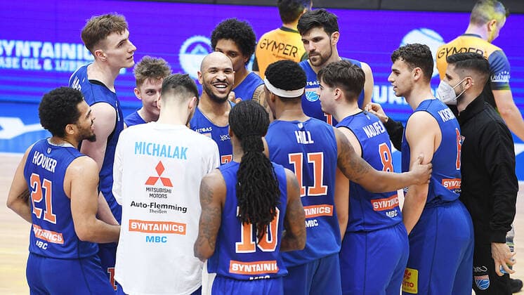 Basketball 1 Bundesliga, Season 2020 2021, 20 Matchday, Syntainics MBC Weissenfels vs JobStairs GIESSEN 46ers 03 03 2021 Cheering after the 102 81 victory of Weissenfels at the game MBC Weissenfels vs Giessen 03 03 2021 in the middle cheers Sergio Kerusch MBC Weissenfels, back number 7 Michal Michalak MBC Weissenfels, back number 23 , Quinton Hooker MBC Weissenfels, back number 21 , Philipp Hartwich MBC Weissenfels, back number 12 , Anthony Barber MBC Weissenfels, back number 10 , Kyndahl Hill MBC Weissenfels, back number 11 , Nemanja Nadjfeji MBC Weissenfels, back number 8 ,Vincent Friederici MBC Weissenfels, back number 30 , Sergio Kerusch MBC Weissenfels, back number 7 , Aleksandar Marelja MBC Weissenfels, backnumber 17 , Marko Krstanovic MBC Weissenfels, backnumber 6 , Deron Washinton MBC Weissenfels, backnumber 20 Weißenfels Sachsen Anhalt Germany Stadthalle Weissenfels
