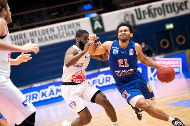easycredit BBL 20 matchday season 2020 2021 on 3 3 2021 SYNTAINICS MBC vs JobStairs GIESSEN 46ers v re on the ball Quinton Hooker MBC vs Jonathan Stark Giessen Stadthalle Weißenfels